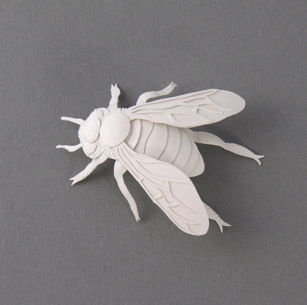 miniature-bee-paper-sculpture-by-elsa-mora